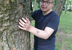 Marek przytula się do drzewa